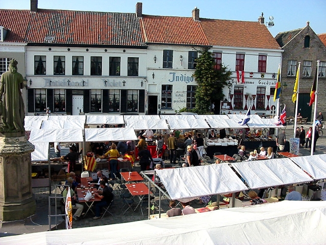 266-5657_IMG.jpg - A bird perspective view. Small stands offering local specialities.