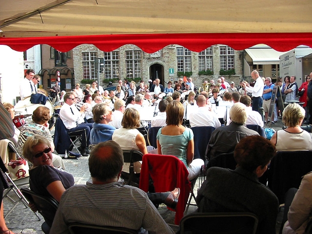 267-6752_IMG.jpg - Later that Sunday afternoon. Full crowded by now. Live music performance....